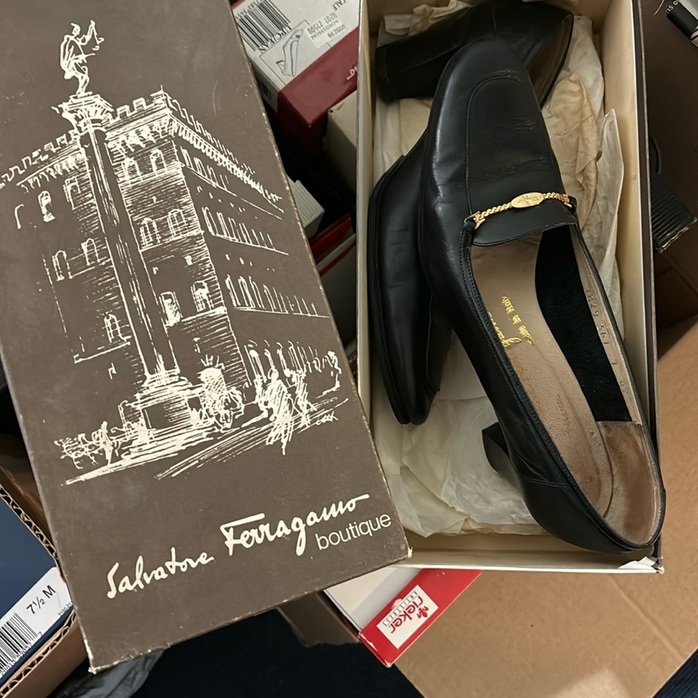 Ferragamo Classic Pumps with gold ornament logo detail